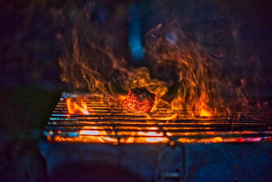 Llamas sobre la parrilla