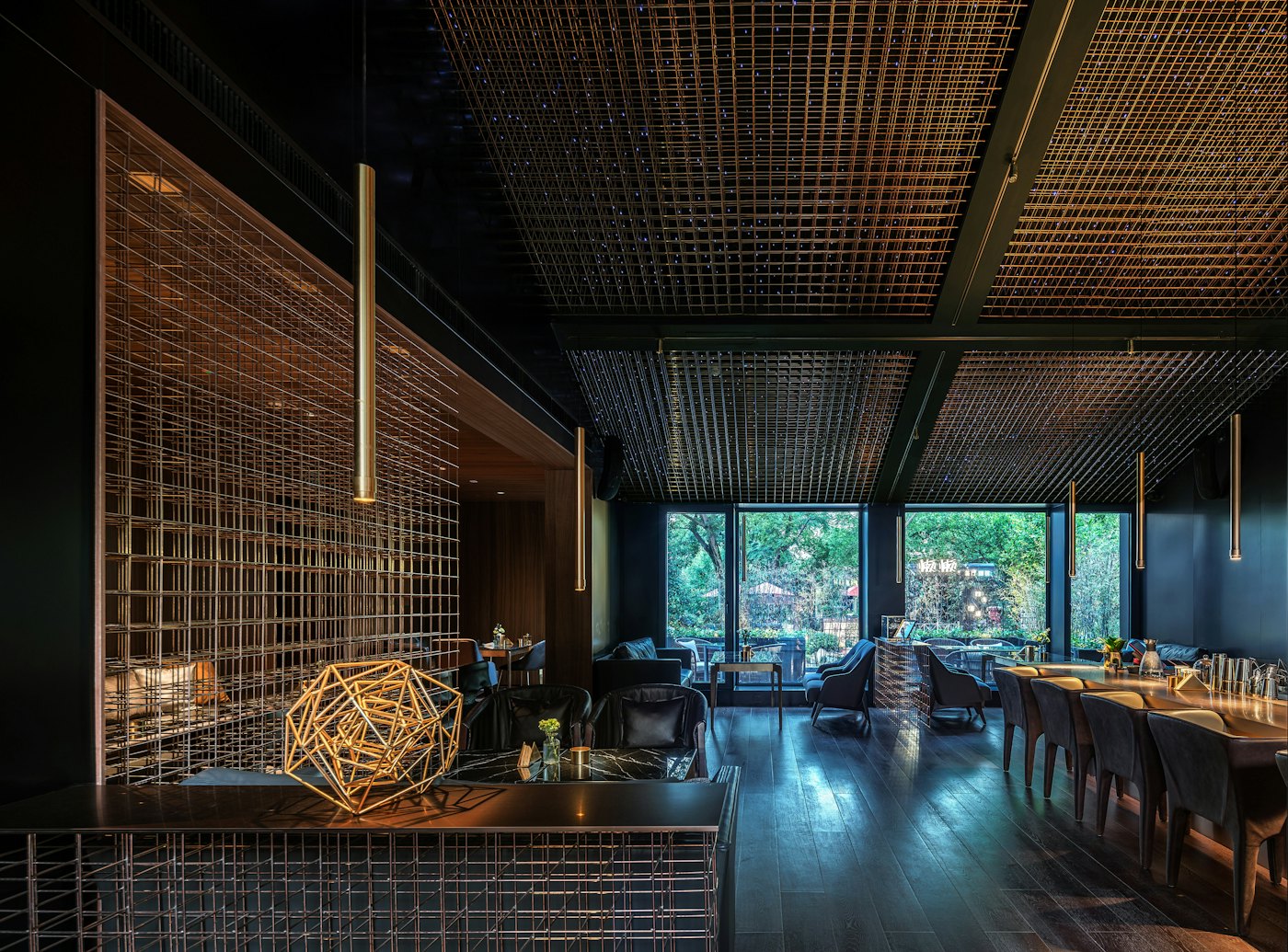 Salón con barra y luz cálida