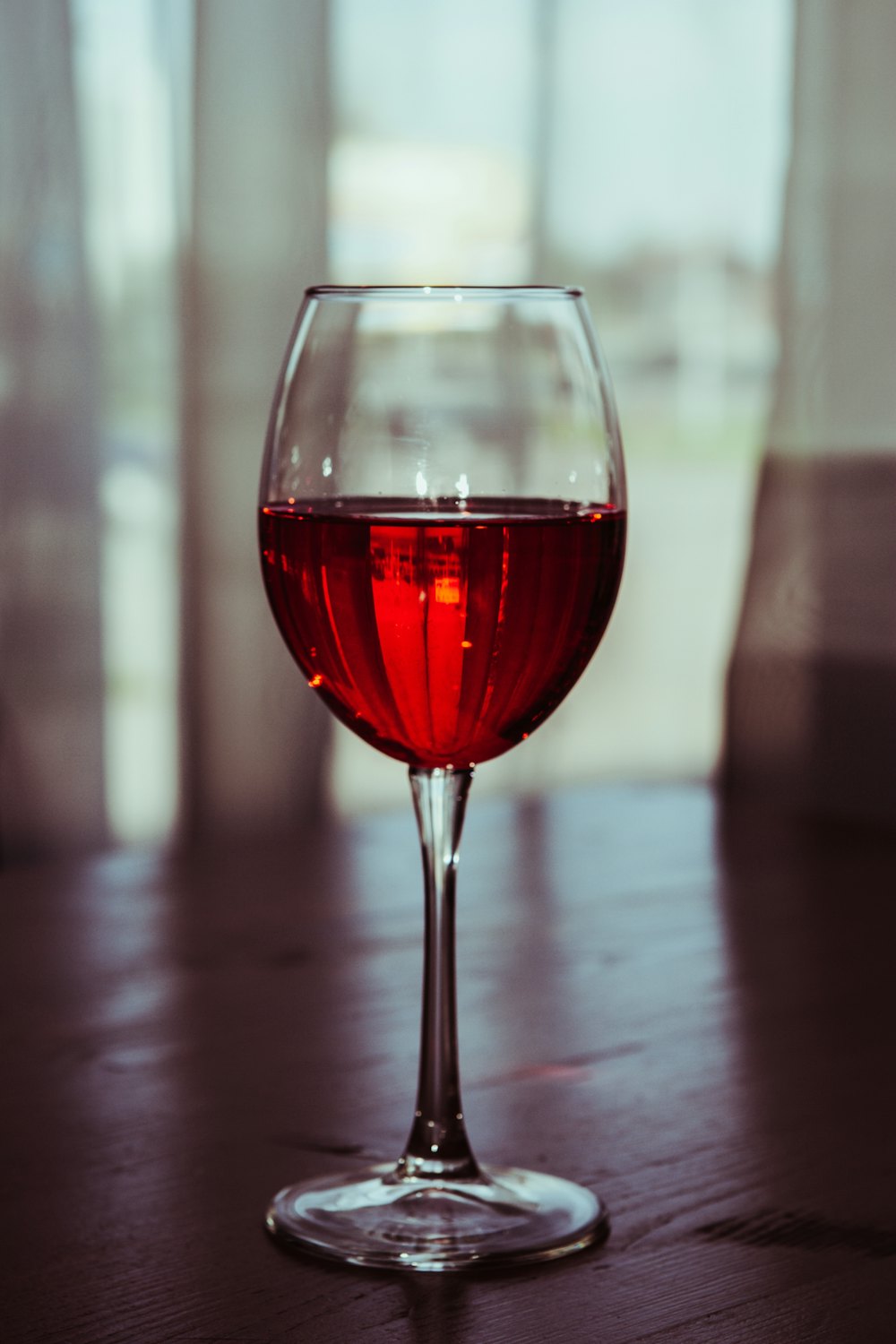 Copa de vino tinto sobre la mesa